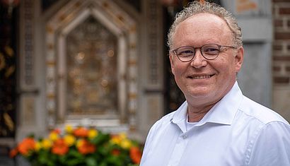 Porträt von Wallfahrtsrektor Gregor Kauling vor dem Gnadenbild.