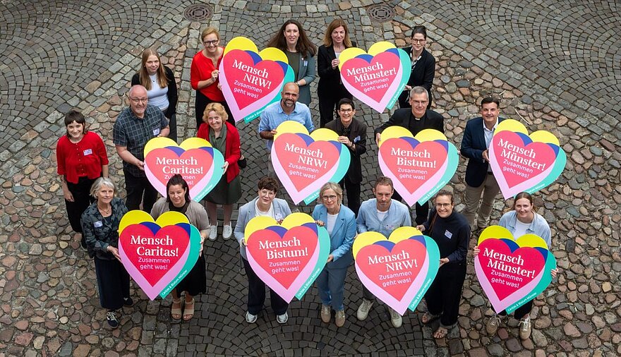 Das Bistum Münster, der Diözesancaritasverband und Projektverantwortliche der Caritas Bottrop sowie des SkF Lüdinghausen haben am Mittwoch, 8. Juli, die Jahreskampagne „Zusammen geht was!“ gestartet. „Zusammen geht was!“, sagte Bischof Heiner Wilmer, „mache auch so sichtbar, was vielerorts bereits geschieht: Menschen engagieren sich füreinander, übernehmen Verantwortung und schaffen Orte, an denen niemand allein bleiben muss.