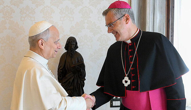 Papst Leo XIV. mit Bischof Dr. Heiner Wilmer SCJ