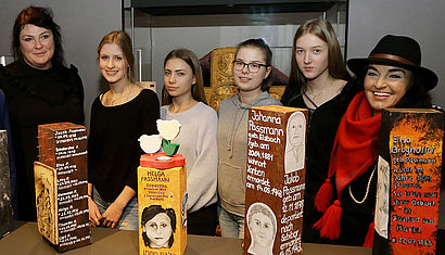 Eva Mesmann, die Schülerinnen Theresa M. Steglich, Hannah Herter, Anna Thevissen und Annabell Smit haben mit Laula Plaßmann die Ausstellung vorbereitet und zeigen einige der Stelen.