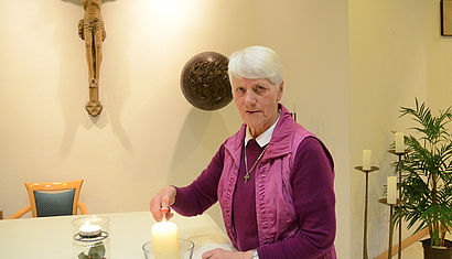 Durch brennende Kerzen auf dem Altar ihrer Kapelle, die Schwester Antonia Spring hier anzündet, begleiten die Schwestern vom Guten Hirten ihre Gebete für andere – im Monat April besonders in den Anliegen, die auf www.haus-der-seelsorge.de eingetragen werden.