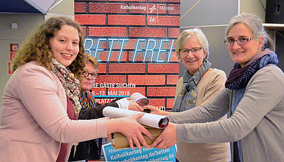 Luisa Westphal und Birte Burgänger vom Katholikentagsbüro teilten die Werbematerialien an die Ehrenamtlichen aus (hier: Maria Stegemann und Ele Varelmann aus Ochtrup) (von links). 