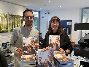 Benedikt Patzelt (Leiter Haus der Familie) und Ingrid Krewerth (Verwaltungsmitarbeiterin) freuen sich auch den Ersten Anmeldetag.
