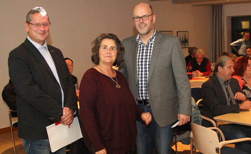 Kreisdekanatsgeschäftsführer Matthias Schlettert (rechts) Gudrun Meiwes und Rainer Grönewäller vom Bistum Münster 