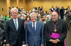 Der Festredner des Abends, der Altbundespräsident Joachim Gauck, zusammen mit Akademiedirektor Antonius Kerkhoff und Münsters Bischof Dr. Felix Genn.