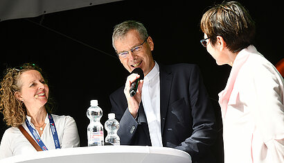 Bischof Wilmer mit Moderatorin und Präses Ruck-Schröder auf dem Podium
