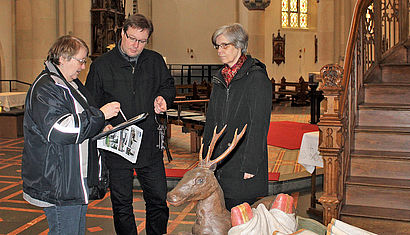 WDR-Tontechnikerin Margret Weber, Pfarrer Jochen Kosmann und Küsterin Bettina Wiegard (von links) klären die technischen Details für die Gottesdienstübertragung aus der Basilika.