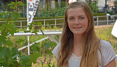 Die 18-jährige Marie Welsing steht in Bocholt an der Aa.
