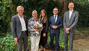 Abschied mit vielen Dankesworten: (von links) Klaus Winterkamp, Reinhild Ahlers, Sarah Röser, Christian Hörstrup und Offizial (Leiter des Kirchengerichts) Dr. Rainer Autsch. Abschied mit vielen Dankesworten: (von links) Klaus Winterkamp, Reinhild Ahlers, Sarah Röser, Christian Hörstrup und Offizial (Leiter des Kirchengerichts) Dr. Rainer Autsch.