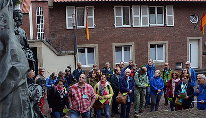 Die Kreuzigungsgruppe von Bert Gerresheim an der Dom-Nordseite war eine der Stationen beim Stadtgang.