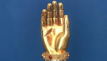 Detailbild mit der Hand des Armreliquiars des Petrus Canisius.