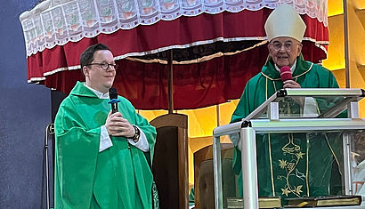 Bischof bei Predigt in Ghana