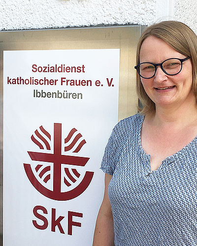 Schuldnerberaterin Kathrin Dörenkämper lächelt in die Kamera.