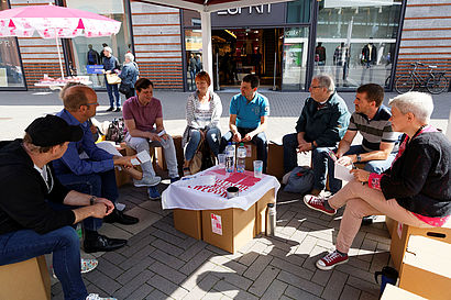 KAb-Mitglieder sitzen in einer Diskussionsrunde in der Innenstadt.