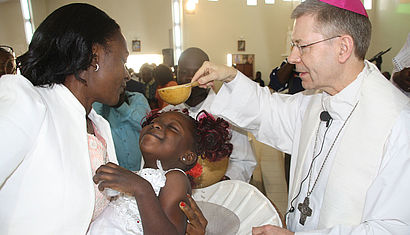 Regionalbischof Dr. Stefan Zekorn tauft in Mauretanien