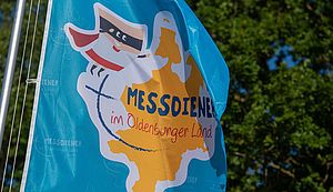 Fahne mit dem Logo des Messdienertages im Oldenburger Land.