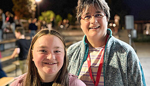 Susanne und Marit Hirsch lächeln in die Kamera.