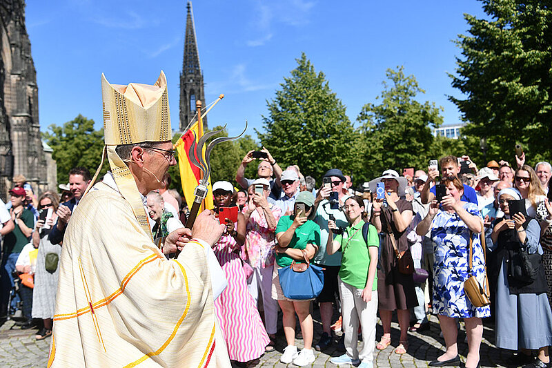 Nach dem Gottesdienst gab es ein Fest der Begegnung und des Austausches mit Bischof Heiner und den Besuchern der Amsteinführung.