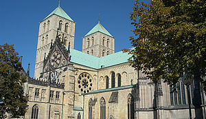Der St. Paulus-Dom Münster, teilweise verdeckt von grün belaubten Bäumen auf dem Domplatz. Der St. Paulus-Dom Münster, teilweise verdeckt von grün belaubten Bäumen auf dem Domplatz.