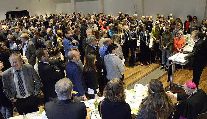 Menschenmenge im Borromaeum