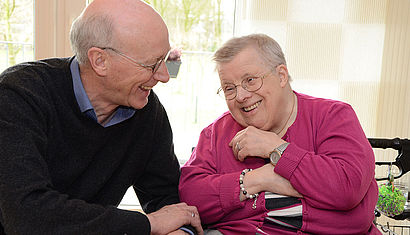 Ferdi Schiller unterhält sich mit einer Frau mit Downsyndrom.