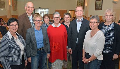 Dr. Benedikt Jürgens (3. von rechts) referierte im Pfarrheim. Begrüßt wurde er von den Vorstandsmitgliedern (von links) Roswitha Fricke, Michael Beermann, Ellen Rütter, Ria Slaats, Ursula Klossek, Johanna Dicks, Elisabeth Bollen und Andrea Beyl. 