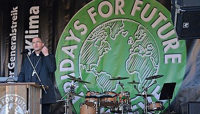 Weihbischof Lohmann spricht bei einer Fridays for Future Demonstration.