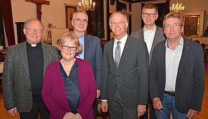 Zum Gespräch mit Dr. Klaus Winterkamp (3. v. r.) waren auch Wallfahrtsrektor Gregor Kauling, Ursula Kertelge vom Bildungsforum, Karl Borkes, Johannes Mecking und Hubert Lemken gekommen. 