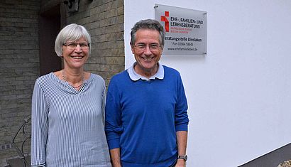 Edith Schrameyer und Wilfried Kohler stehen vor der Beratungsstelle in Dinslaken.