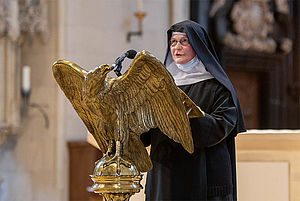 Schwester Franziska Lukas steht mit einem Habit bekleidet am Ambo im St.-Paulus-Dom und spricht.