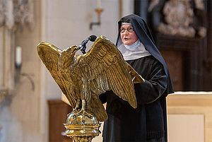 Schwester Franziska Lukas steht mit einem Habit bekleidet am Ambo im St.-Paulus-Dom und spricht. Schwester Franziska Lukas steht mit einem Habit bekleidet am Ambo im St.-Paulus-Dom und spricht.
