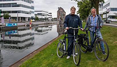  Jannik Berbal (links) und Markus van Berlo werden mit den Gottesdienst-Teilnehmern auch am Spoykanal an der HRW entlang fahren. 