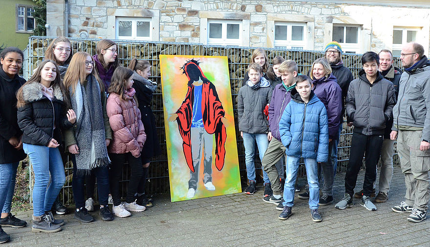 Die Siebtklässler der Ibbenbürener Anne-Frank-Realschule zeigen ihr Kreuzweg-Bild.  