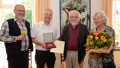 Kantor Maximilian Kramer und Pfarrdechant Johannes Arntz überraschten Willy und Waltraud Hälker (von links) mit der Cäcilienmedaille.