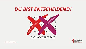 Logo der Katholischen Kirche im Bistum Münster zur Kirchenvorstands- und Pfarreiratswahl 2025: In der Mitte stehen zwei große, überlappende Kreuze in Rot und Lila, die Wahlkreuze symbolisieren. Darüber steht in roter Schrift: „DU BIST ENTSCHEIDEND!“. Darunter der Wahltermin: „8./9. November 2025“. Unten rechts befindet sich das Logo der Katholischen Kirche im Bistum Münster, unten links der Schriftzug „Für dein Leben gern.“ Logo der Katholischen Kirche im Bistum Münster zur Kirchenvorstands- und Pfarreiratswahl 2025: In der Mitte stehen zwei große, überlappende Kreuze in Rot und Lila, die Wahlkreuze symbolisieren. Darüber steht in roter Schrift: „DU BIST ENTSCHEIDEND!“. Darunter der Wahltermin: „8./9. November 2025“. Unten rechts befindet sich das Logo der Katholischen Kirche im Bistum Münster, unten links der Schriftzug „Für dein Leben gern.“