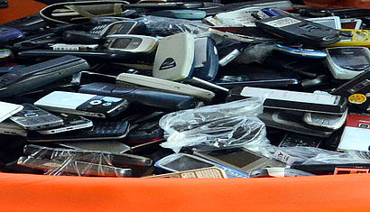 Viele Handys liegen auf einem Haufen.