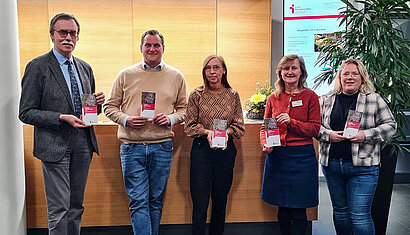 Vor der Rezeption der LVHS empfängt Sie das Pädagogen-Team und präsentiert das neue Jahresprogramm des Bildungshauses für 2026 (von links nach rechts): Direktor Michael Gennert,  Maximilian Hermes, Dorothee Tiemann, Karin Ziaja und Susanne Wittkamp. 