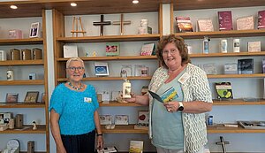 Rosi Wischerhoff (links) und Angelika Görtz stehen im Klosterladen vor einem Regal, in dem die Waren präsentiert werden. Rosi Wischerhoff (links) und Angelika Görtz stehen im Klosterladen vor einem Regal, in dem die Waren präsentiert werden.