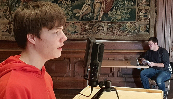Jugendlicher und Burgkaplan Ralf Meyer (techts) bei Tonaufnahmen.