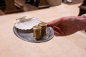 Diese Utensilien - die Taufmuschel und das Chrisam-Öl - kommen in der Osternacht zum Einsatz. 