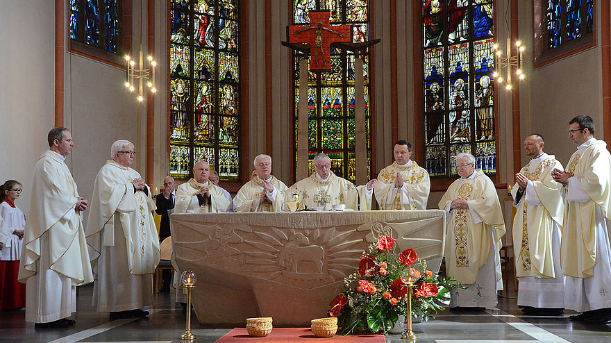Priester am Altar.