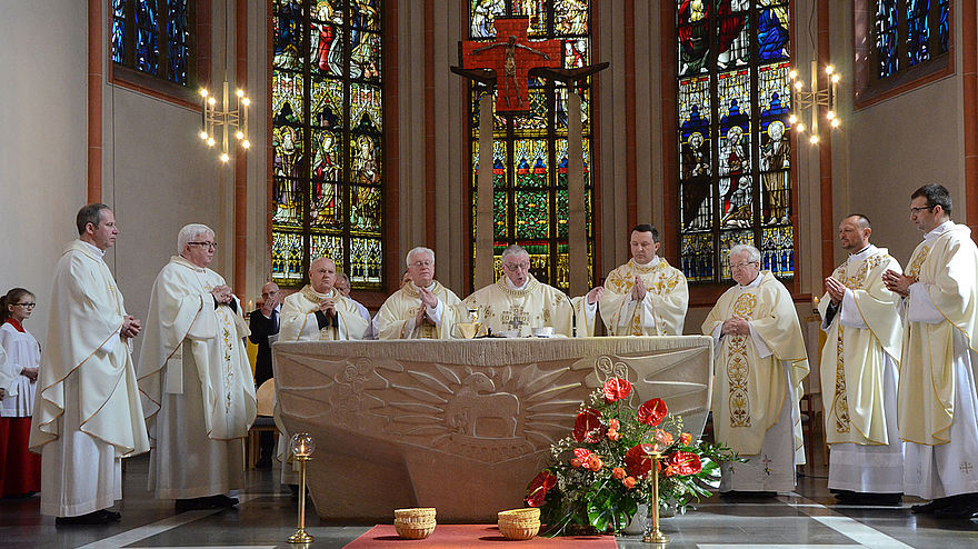 Priester am Altar. Priester am Altar.