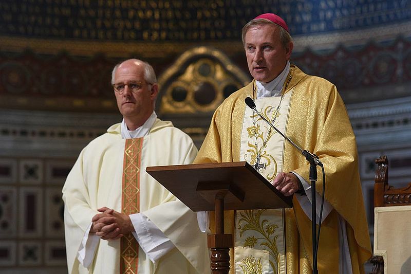 Clemens Lübbers, Diözesanpräses des Cäcilienbundes, und Weihbischof Wilfried Theising zelebrieren die Messe in der Lateranbasilika