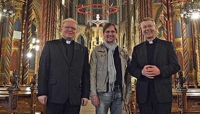 Wallfahrtsrektor Gregor Kauling, Organist Elmar Lehnen und Weihbischof Dr. Stefan Zekorn (v.l.) stehen nebeneinander in der Marienbasilika.