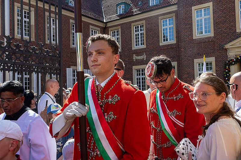 Nach dem Gottesdienst gab es ein Fest der Begegnung und des Austausches mit Bischof Heiner und den Besuchern der Amsteinführung.