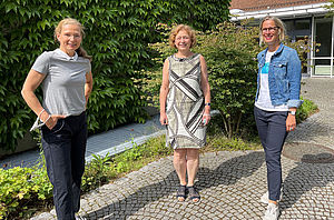 Annette Hopf, Fortbildungsreferentin der EFL (links), und Andrea Stachon-Groth, Leiterin der EFL im Bistum Münster (rechts), mit der Referentin und Psychotherapeurtin Ulrike Reddemann (Mitte). 