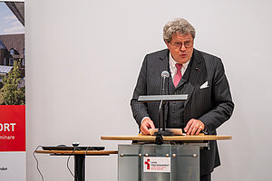 Dr. Reinhard Zinkann steht am Rednerpult. 