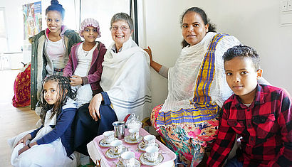 Bei der Begegnung im neuen Pfarrheim der Gemeinde St. Maria Magdalena mit Schwester Rita Schiffer lud die äthiopischen Familie Ghebrehiwet zu einer eine äthiopischen Kaffee-Zeremonie ein. 
