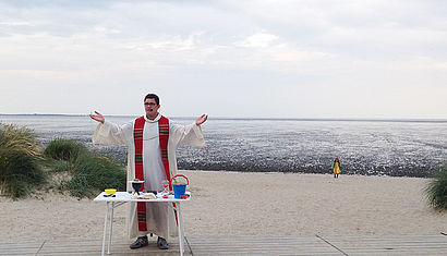 Burgkaplan Ralf Meyer am Strand von Schillig