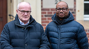 Jürgen Quante und Dr. Égide Muziazia stehen vor dem Eingang des Bischofshauses in Münster. Jürgen Quante und Dr. Égide Muziazia stehen vor dem Eingang des Bischofshauses in Münster.